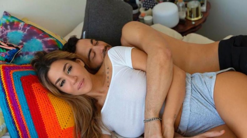 En la cama y sin ropa, Jimena Barón celebró los seis meses de amor con  Mauro Caiazza